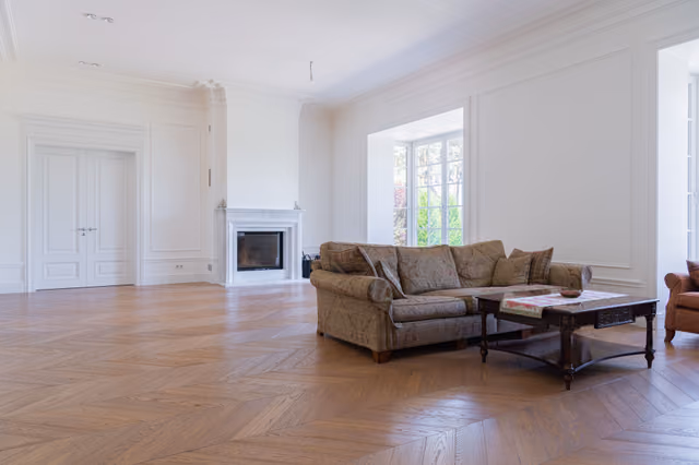Entrance hall with a polished porcelain floor and a ring pendant