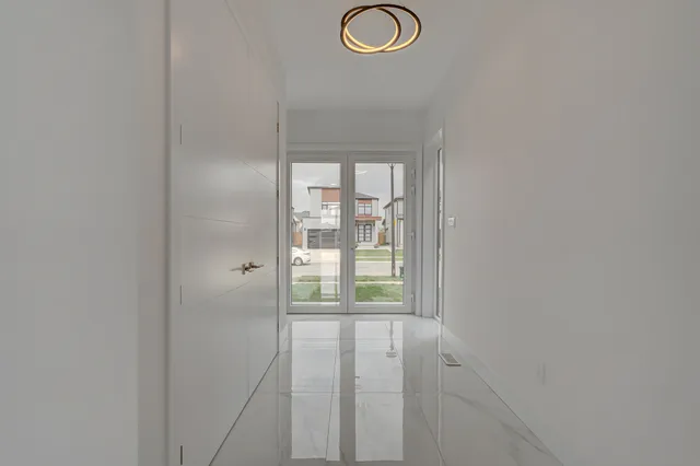 Entrance hall with a polished porcelain floor and a ring pendant